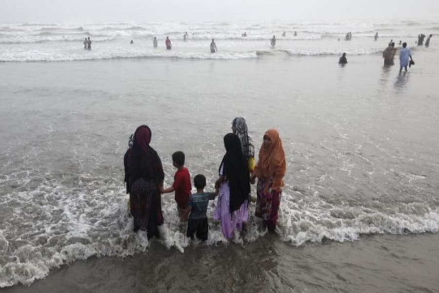 12 picnickers of a family drown at Karachi beach
