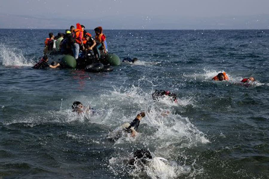 Four migrants die, 20 missing after boat sinks off Turkey