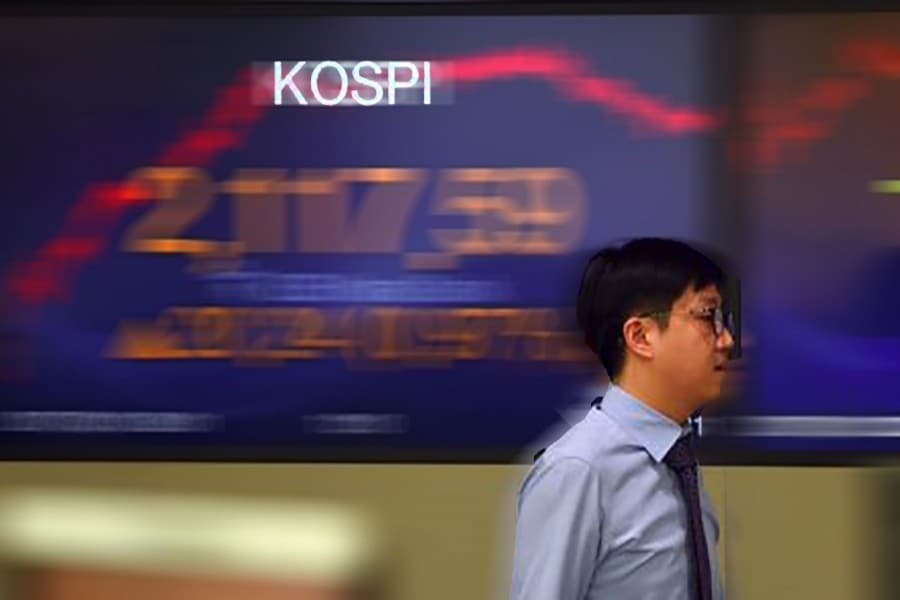 S Korean stocks end at record high on earnings hopes