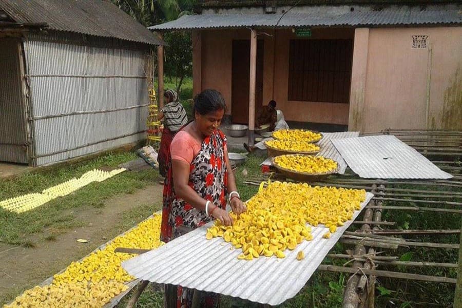 Female artisans busy making Kumro Bori in Natore