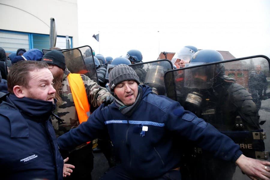 French prison guards end nationwide strike