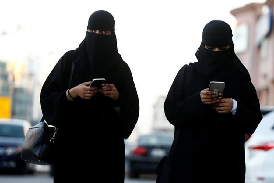 Saudi women need not wear abaya robes in public, top cleric says