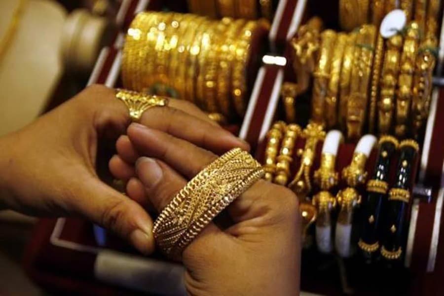 Govt moves to make gold-import policy