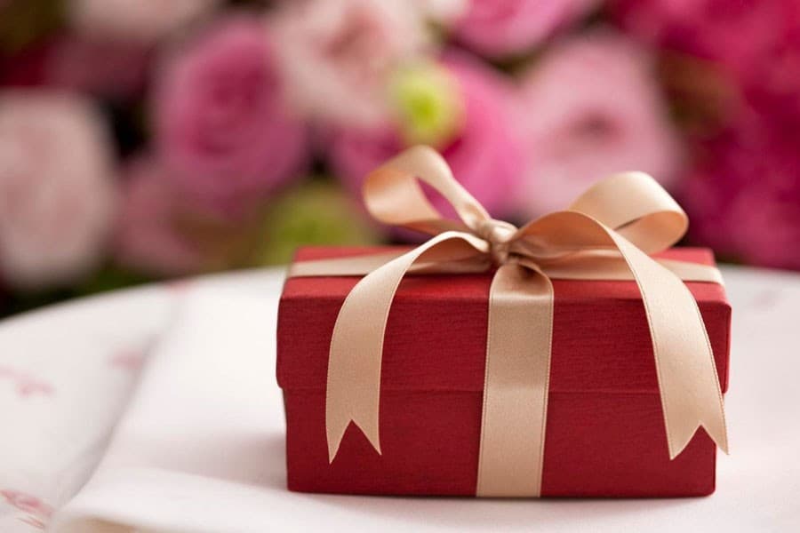 Indian groom dies unwrapping wedding gift!