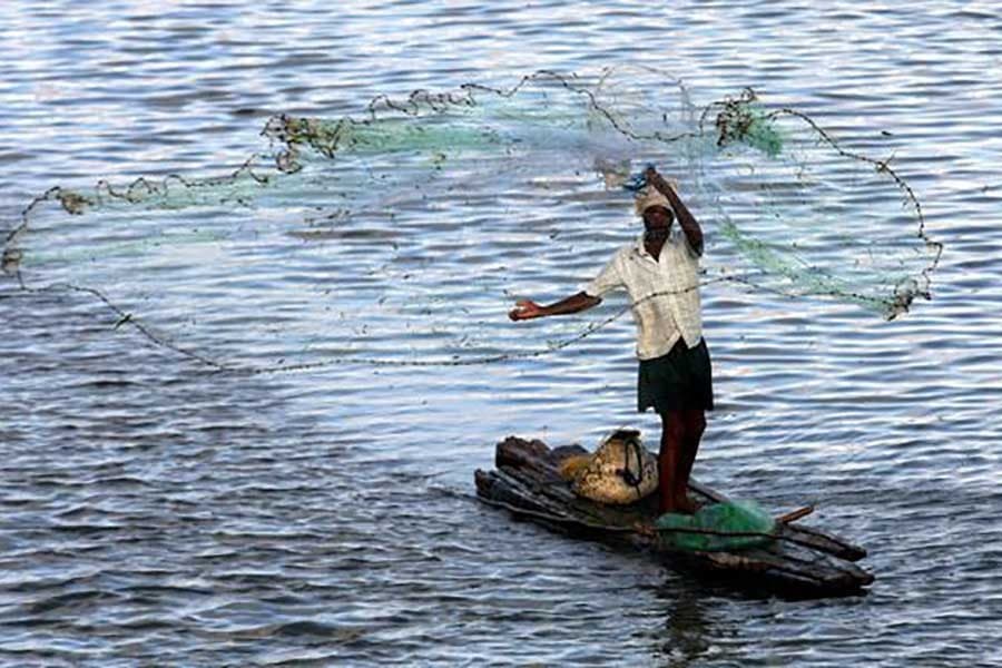Police arrest 26 fishermen with current nets