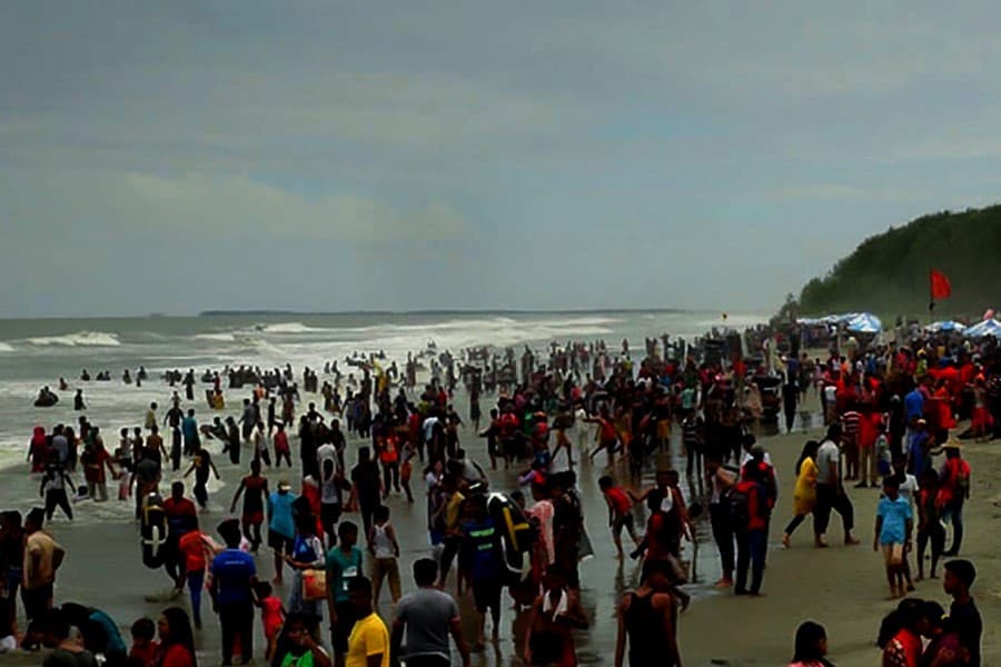 Beach town braces for record tourist turnout