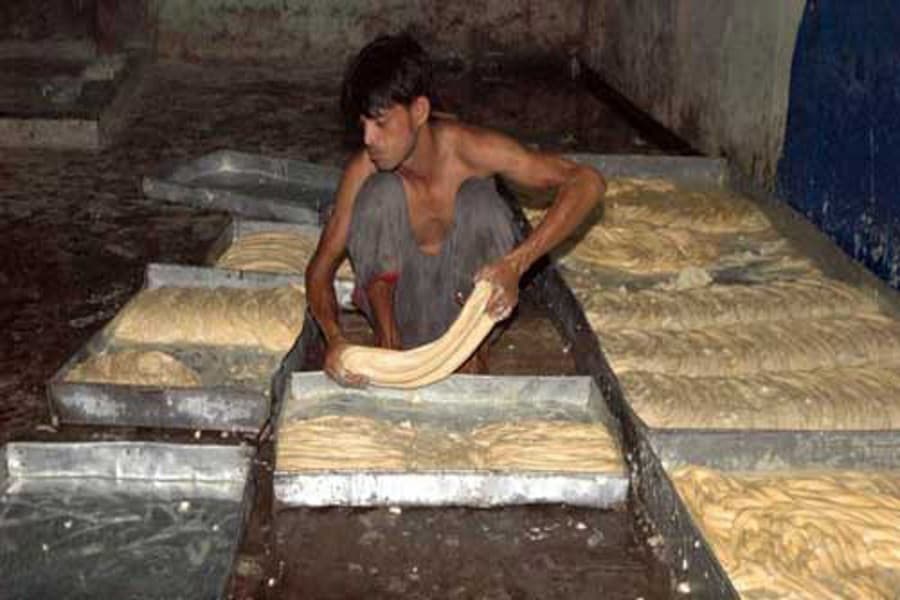Traders making vermicelli in unhealthy environment