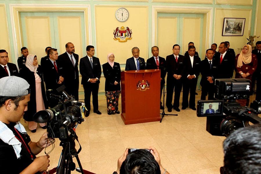 Malaysia to slash ministers' salaries by 10pc