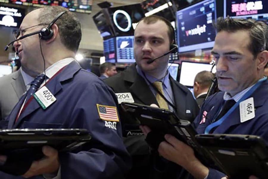 Wall Street plunges as tech share drags down markets