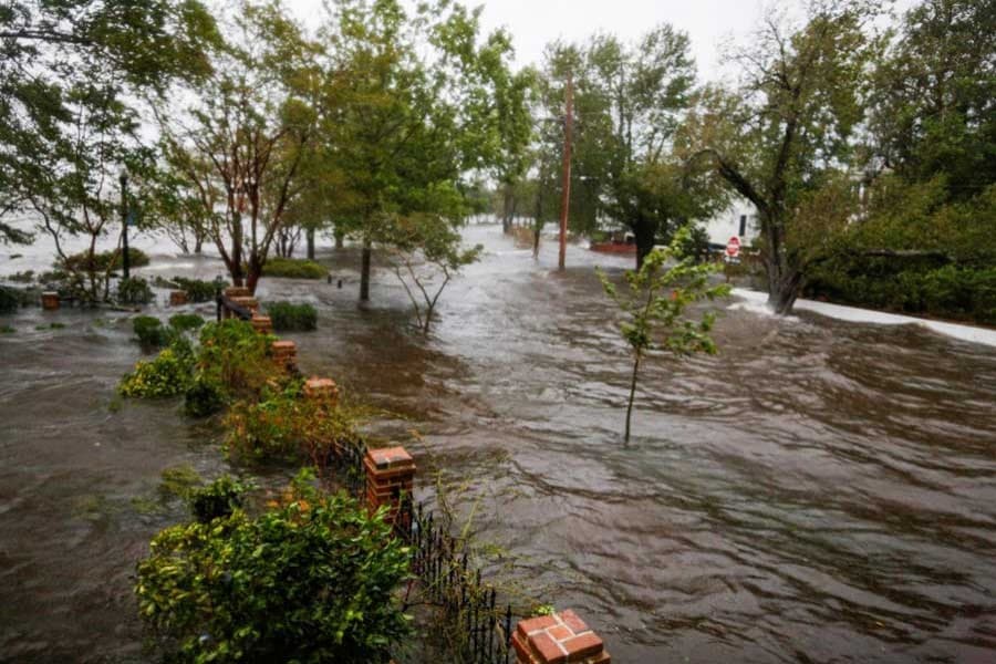 Hurricane ploughs Carolinas, leaving five dead, states flooded