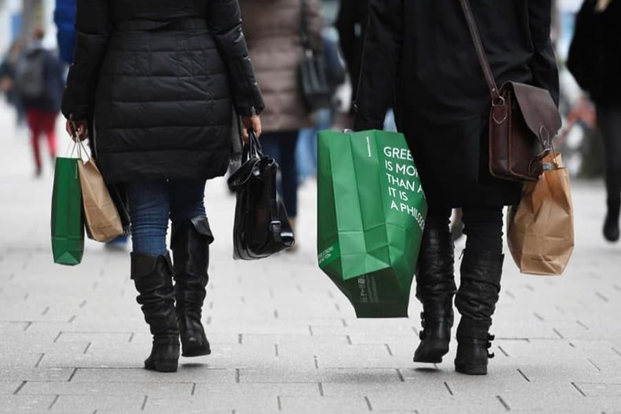 Euro zone consumer confidence falls in September, expectations declines