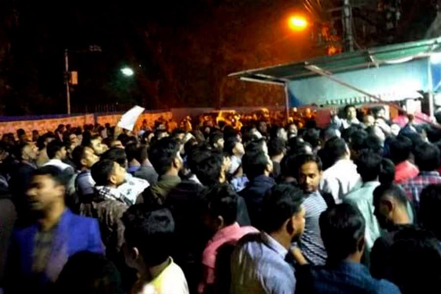 Supporters of BNP's deprived nomination seekers attack Khaleda’s office