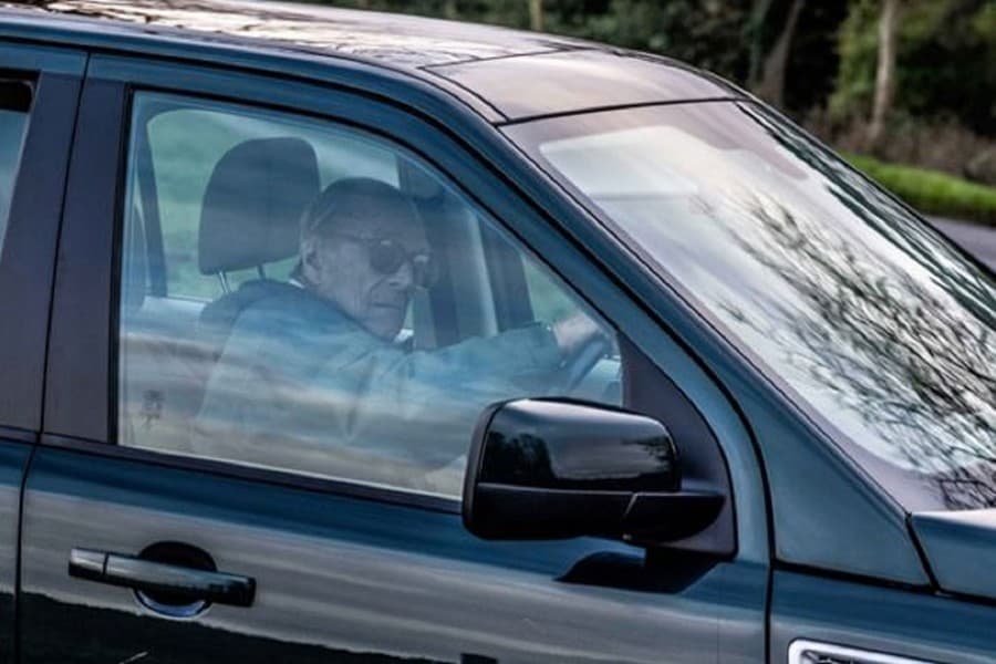 Prince Philip, 97, gives up driving licence after car crash