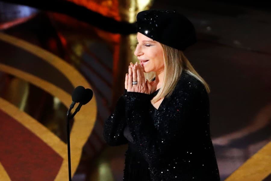 Singer Barbra Streisand apologises for Michael Jackson comments