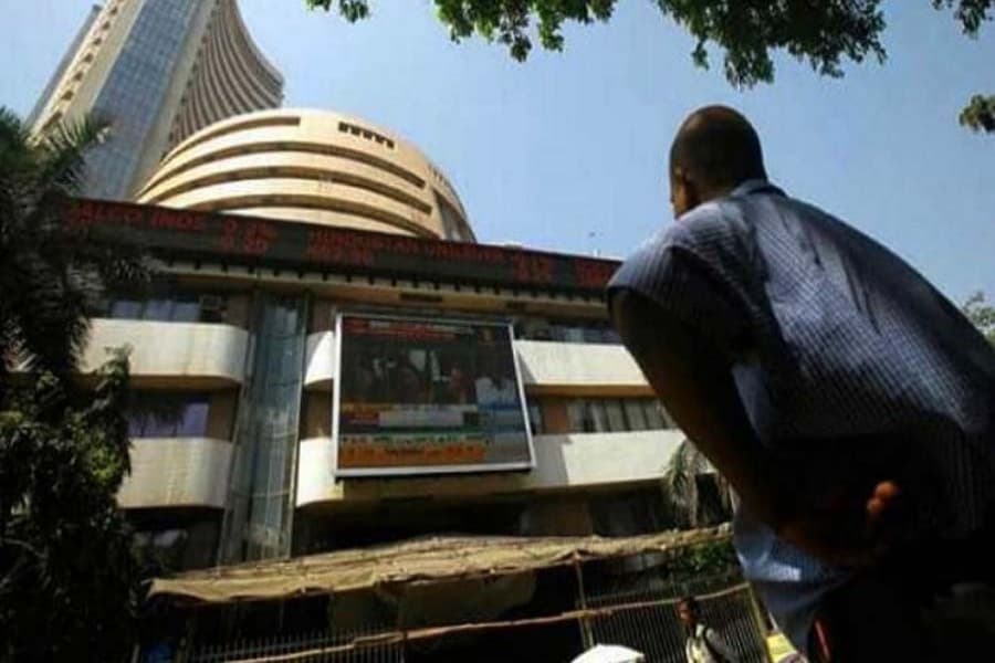 Indian shares fall on trade war fears