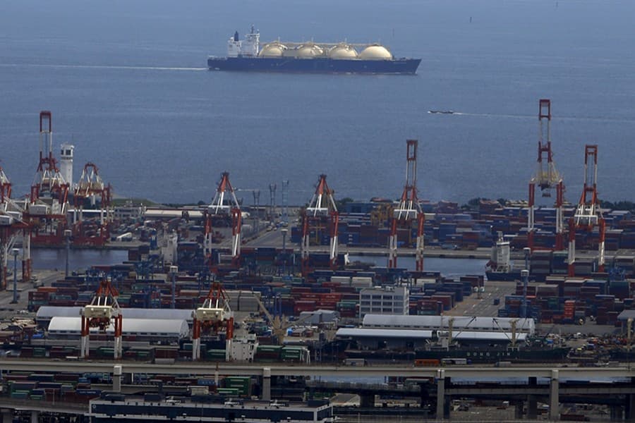 Govt considers LNG buy from spot market