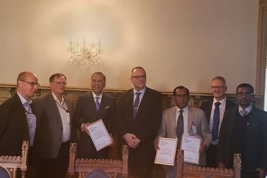 Summit receives award from mayor of Vaasa, Finland