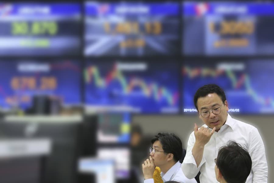 Asian shares mixed on possible US-China trade snag