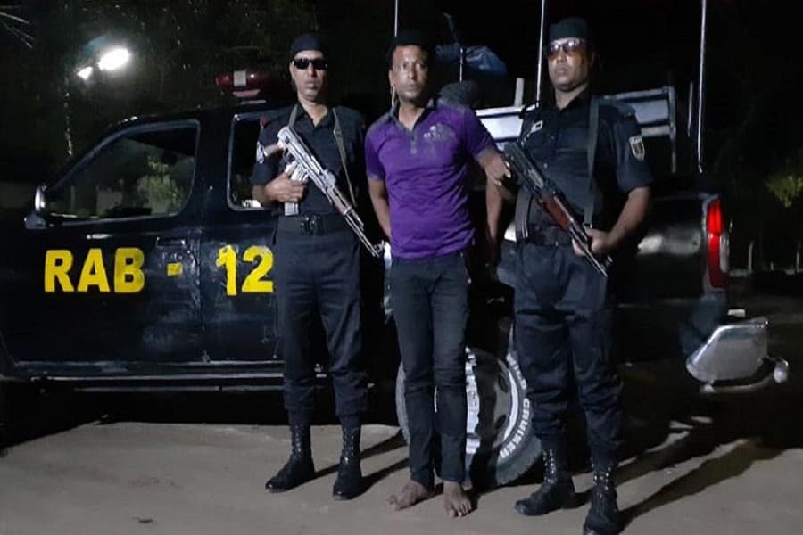 RAB detains ‘outlawed party leader’ with arms in Kushtia