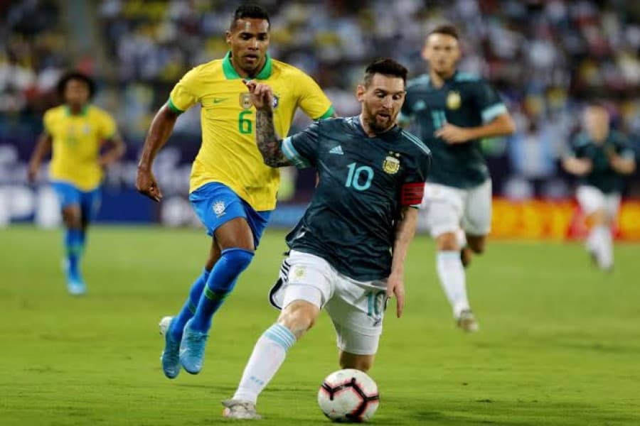 Messi scores on Argentina return to down Brazil