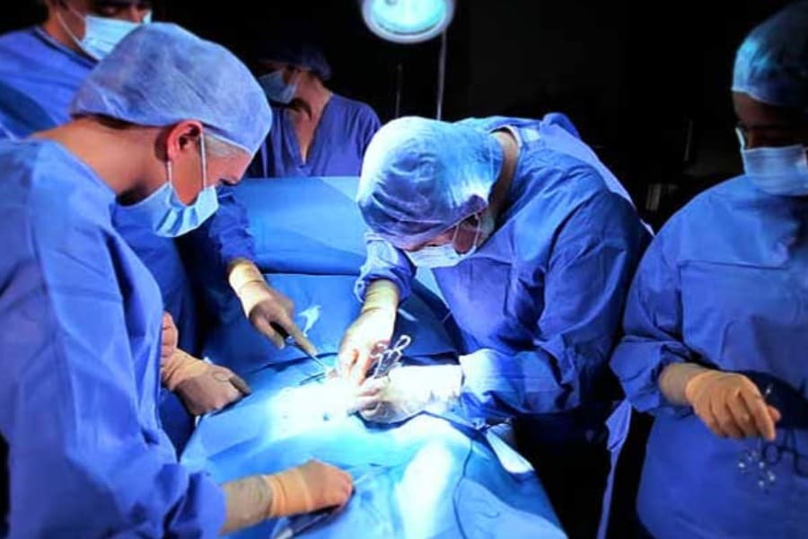 Indian doctors remove 7.4kg kidney from patient
