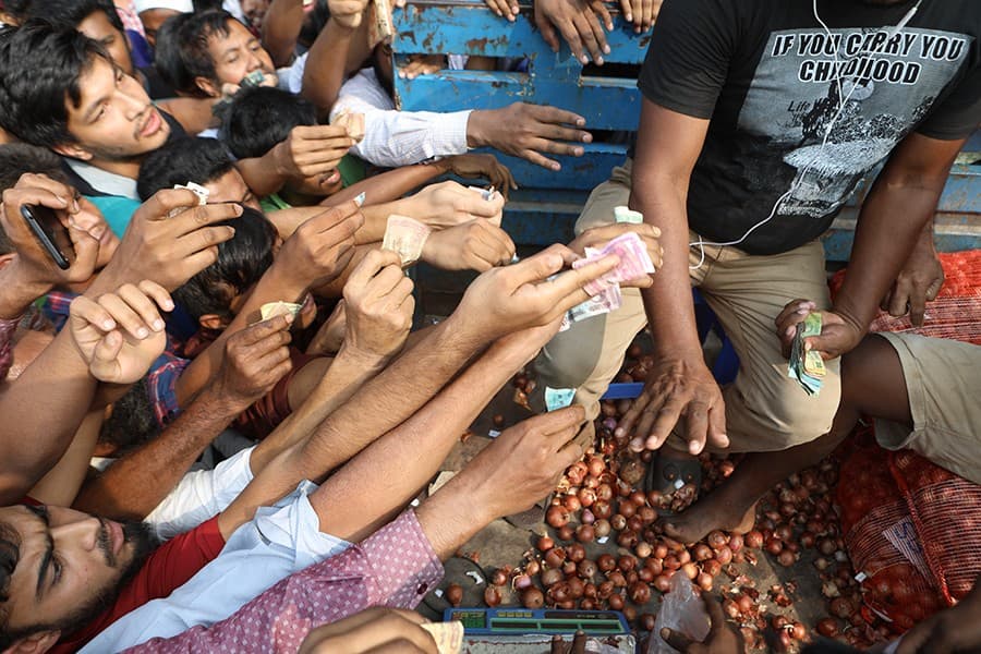 Huge onion imported but price remains prohibitive