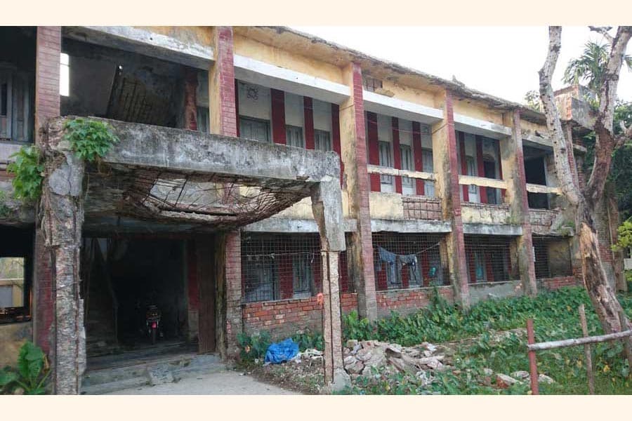 Cracks develop in Dacope upazila staff quarters