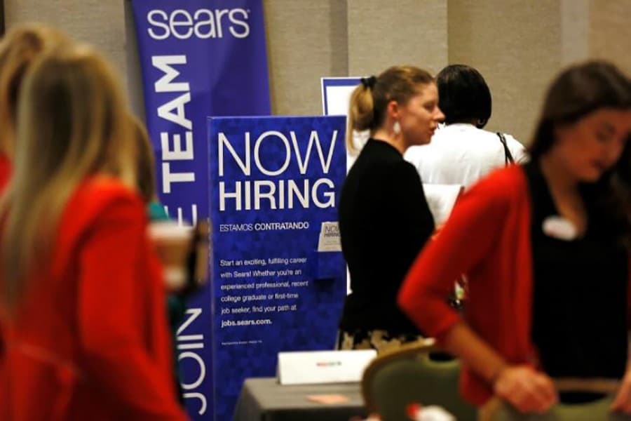 US weekly jobless claims drop to 222,000