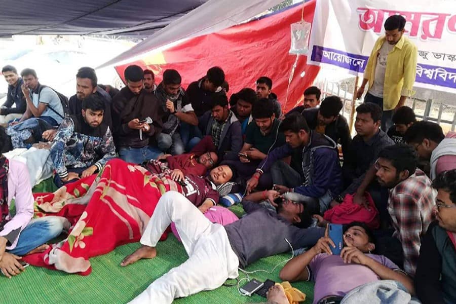 Hunger strike at DU for city polls deferment: Four students fall sick