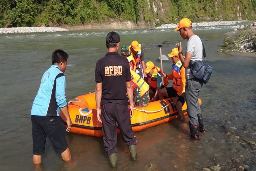 Nine dead as crowded footbridge breaks over Indonesian river