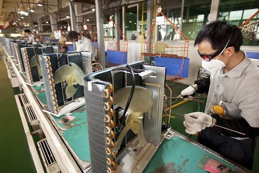 Singapore's manufacturing output falls 1.4 pc last year