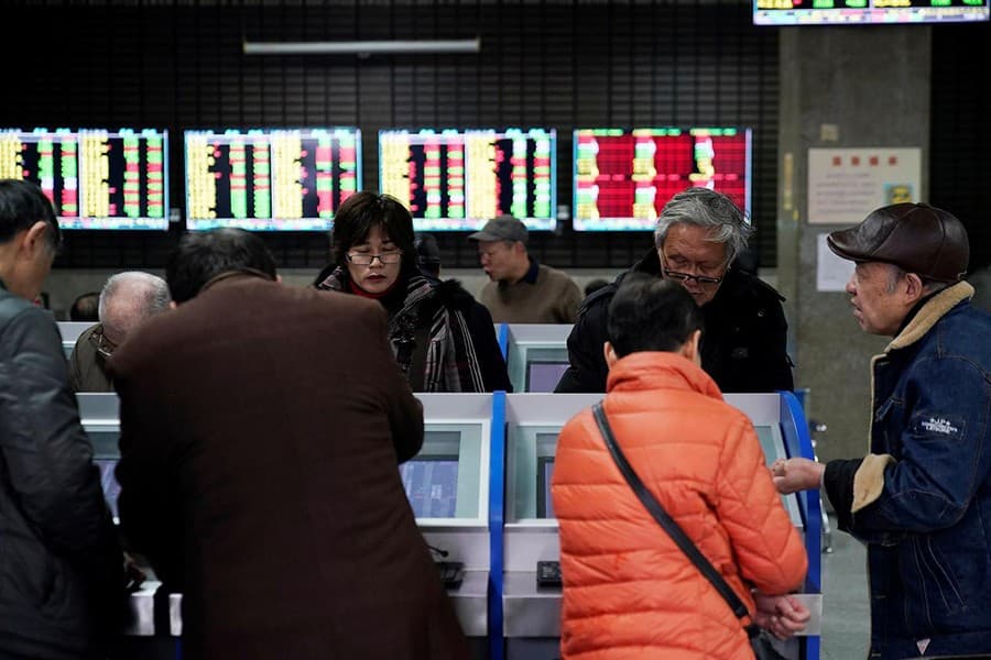 Virus fears push Asian stocks to seven-week low, boost safe-haven assets