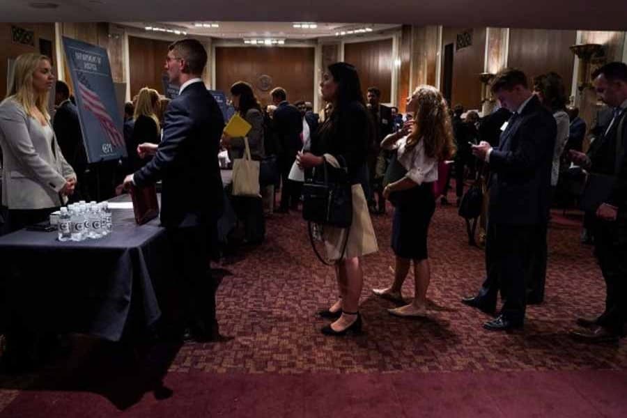 US jobless claims drop to 216,000 last week