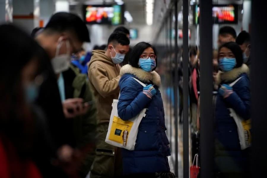 Deaths in China virus climb to 811, surpassing toll from SARS