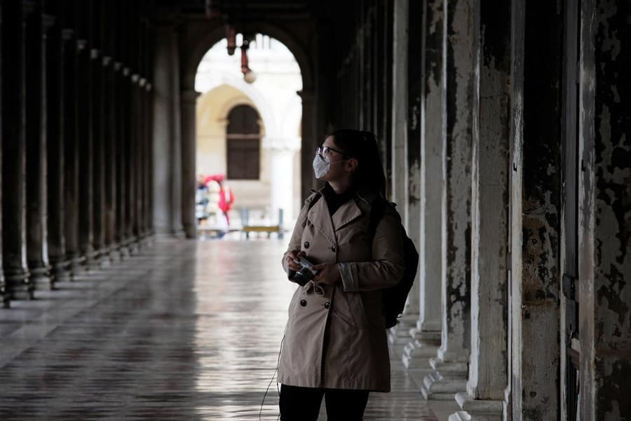 Italy orders nationwide lockdown to combat coronavirus
