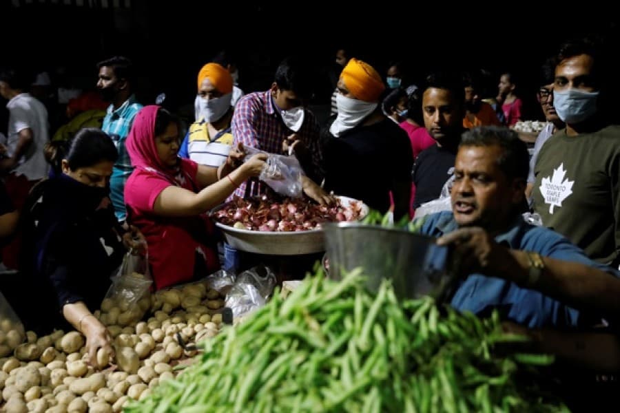 Indians scramble for supplies as three-week coronavirus lockdown begins