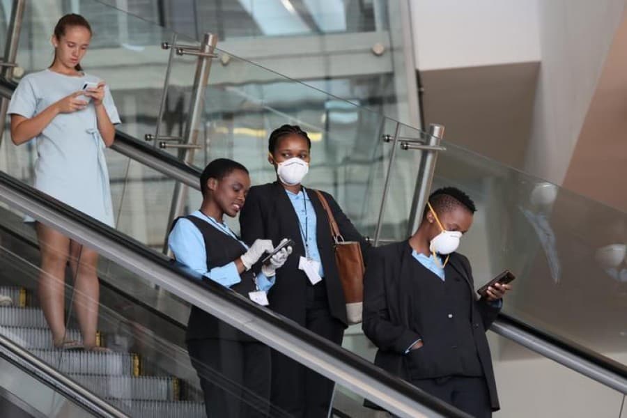 Coronavirus: South Africa begins three-week lockdown