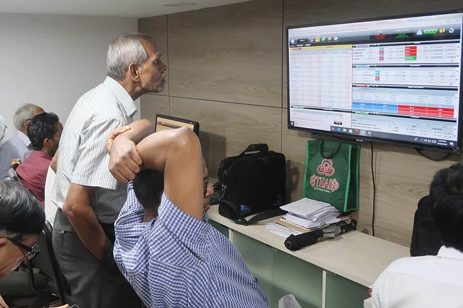 Weekly review: Stocks snap four-week losses on regulatory move