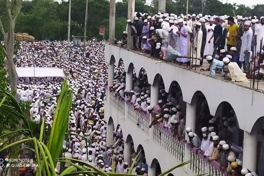Thousands join Janaza in B’baria flouting social distancing rule