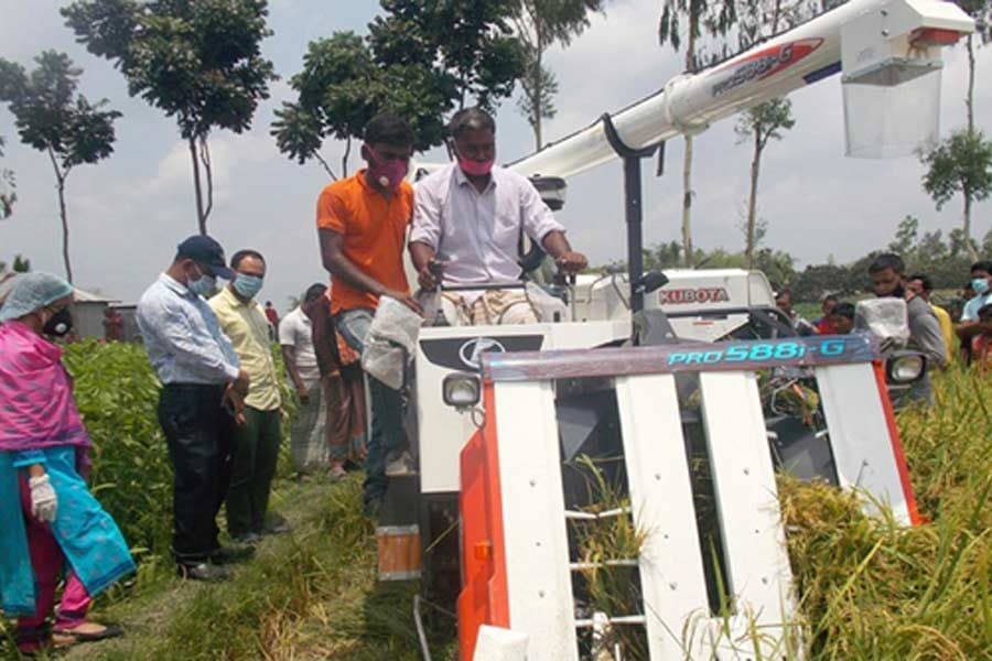 ‘Combined harvester reduces paddy harvesting cost by 50pc’