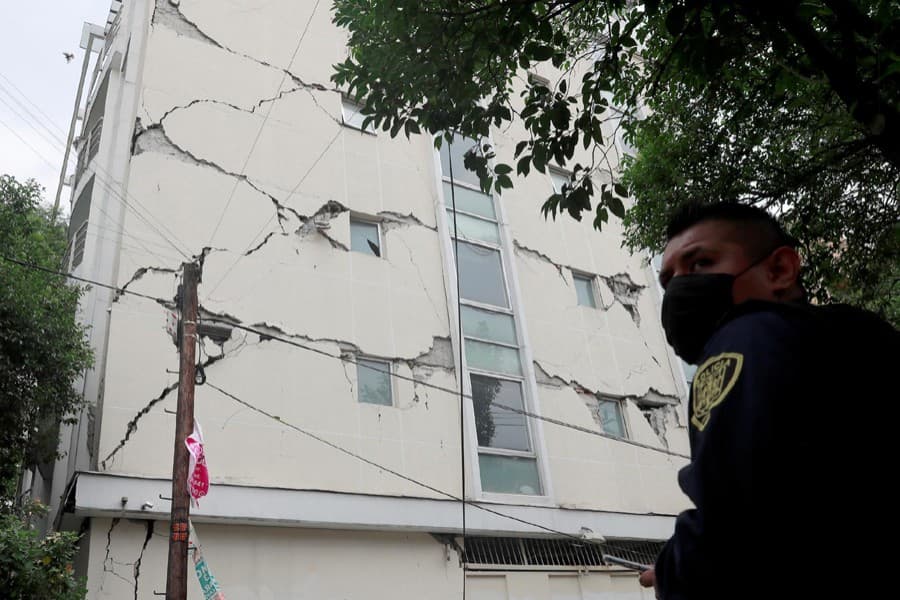7.4 magnitude quake strikes Mexico, killing at least six