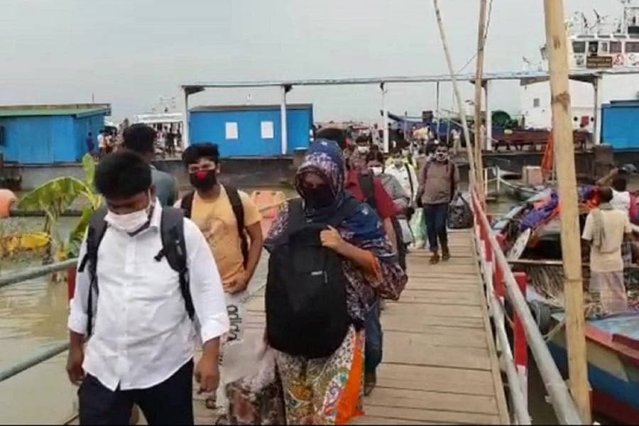 Dhaka-bound people flock at Kathalbari Ghat in Madaripur