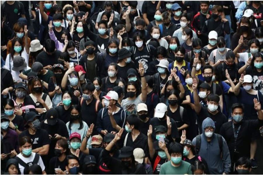 Hundreds of Thai protesters defy cautions in Bangkok