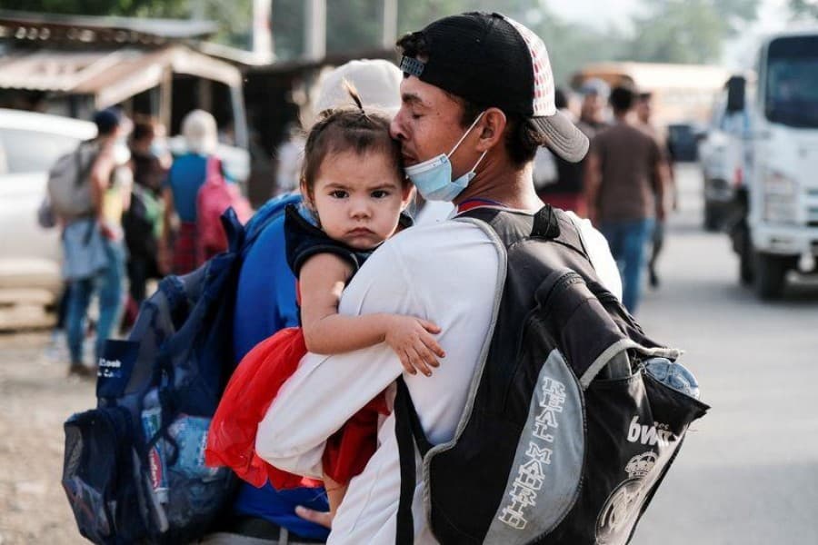 Hundreds of migrants detained at Guatemala border as US-bound caravan grows