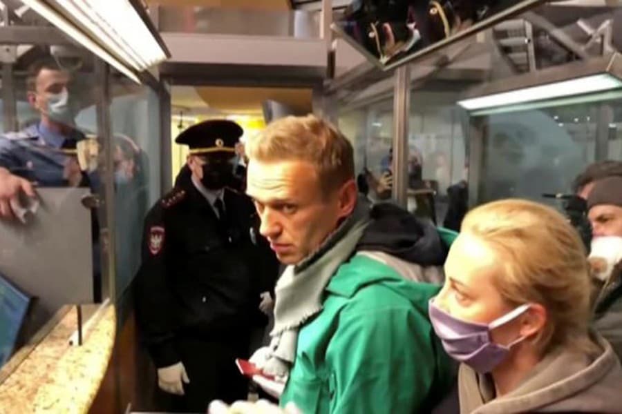 Kremlin critic Alexei Navalny detained on arrival in Moscow
