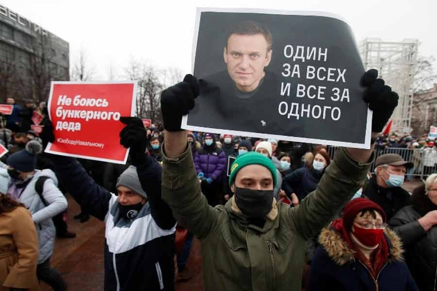Russia detains more than 350 from protests backing Navalny