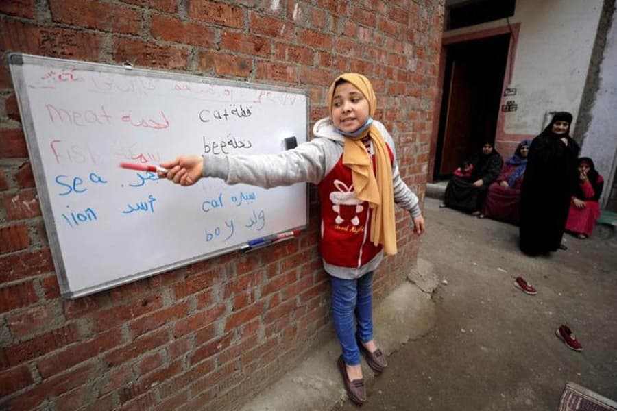12-year-old Egyptian girl teaches neighbours during school closure