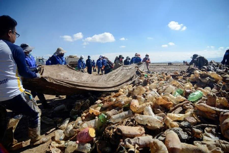 Bolivia's Uru Uru lake appears to be made of plastic