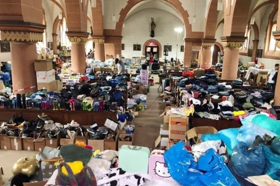 Migrant volunteers clear up flood-hit Germany