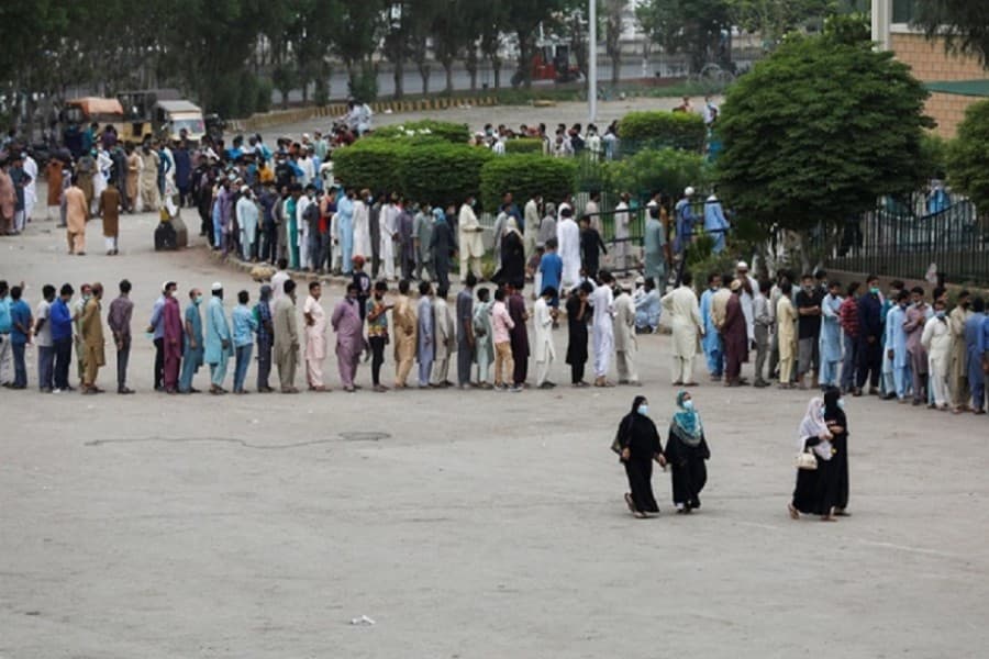 Pakistan reaches 1.0m shots a day after warning unvaccinated face penalties